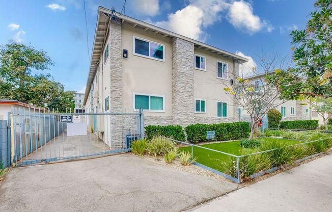Modern Courtyard-Style Living in Hyde Park — Secure, Pet-Friendly & Minutes from LAX