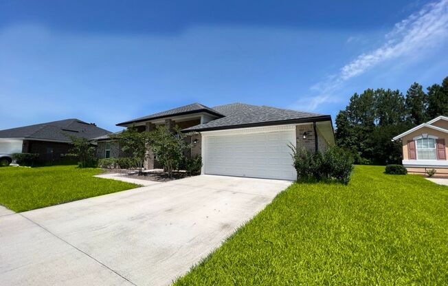 Like New 4/2 fully brick home with huge yard