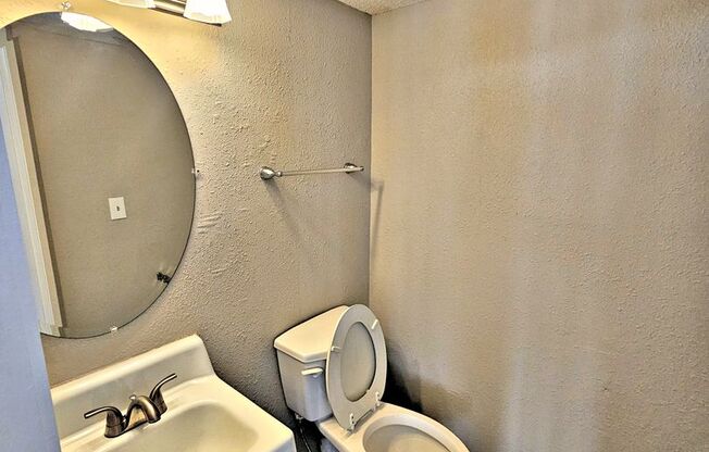 2 beds, 1.5 baths, 1,044 sqft, $900, Unit 9C