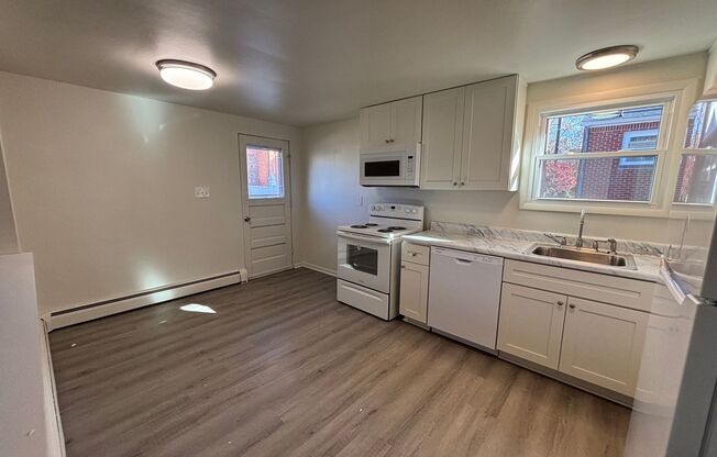 Newly Renovated 2 Bedroom - Carnegie!