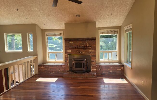 Kent 4 bedroom plus Den and 3 bathrooms & fenced yard and raised gardens - ready for move in August 8-10-2025