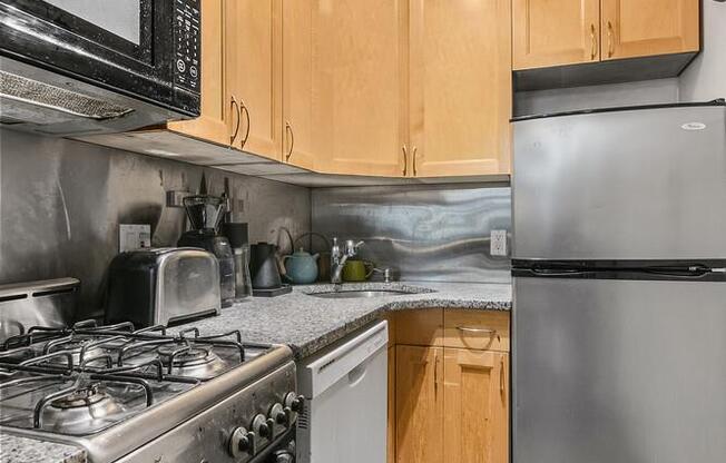 22 W 90 ST