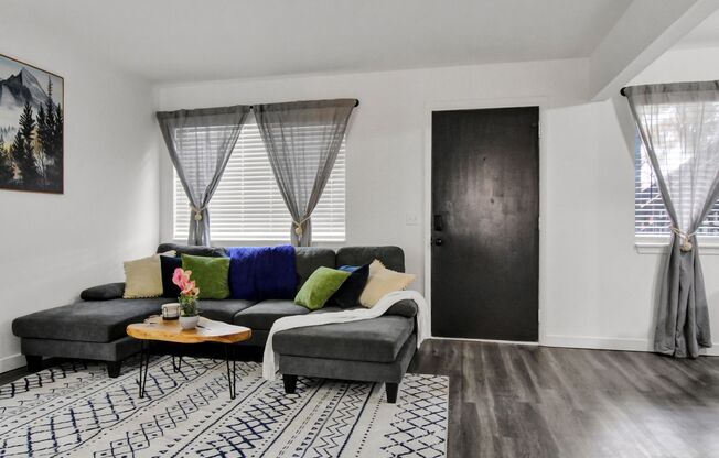 2 beds, 1 bath, 814 sqft, $1,295, Unit 23 E St. Elmo Ave. Unit 112