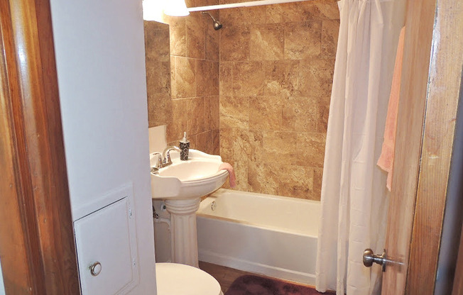 3 Bed & 2 Full Bath Cape Cod for Rent!
