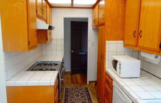 2 beds, 1 bath, $2,795