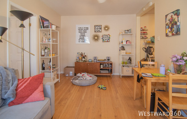 4240 N CLARENDON