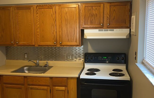 2 beds, 1 bath, $825, Unit Place #1