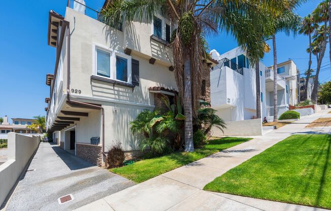 LUXURIOUS-CONTEMPORARY TOWNHOUSE W/ AMAZING PANORAMIC OCEAN VIEWS, HIGH-END AMENITIES & 2-CAR GARAGE CLOSE TO SHOPPING & 6 BLOCKS TO BEACH. ZONED FOR TOP SCHOOL DISTRICT (Pre K – 12)