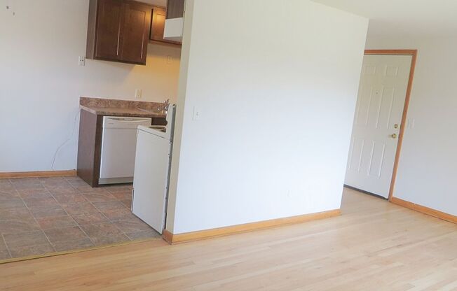 3 beds, 1 bath, 950 sqft, $1,424, Unit 5822-3 Russett