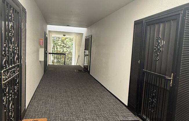 Great 2-Bedroom Condo, Amazing Location!!