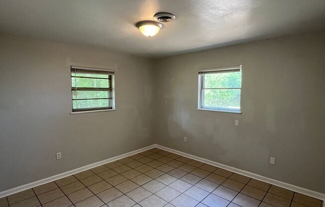 3 beds, 1 bath, $1,295