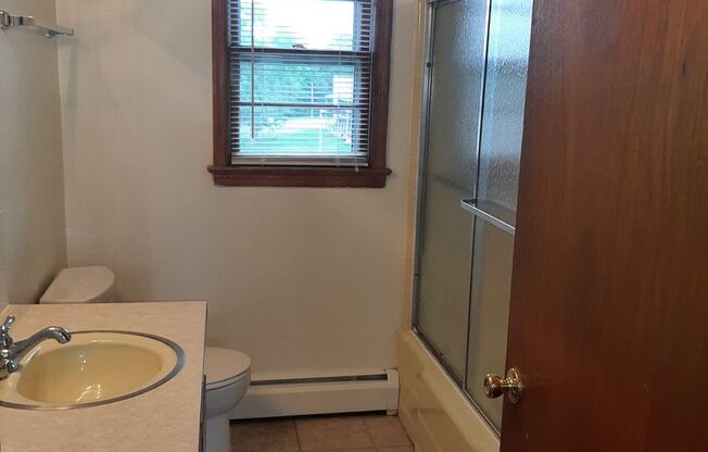 2 beds, 1 bath, 903 sqft, $1,250, Unit B-1