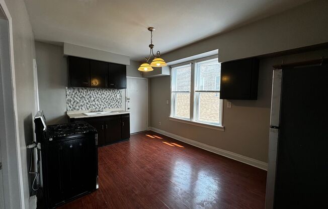 2 beds, 1 bath, $1,300, Unit 2526 #2R