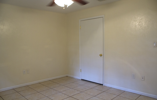 2 beds, 1 bath, 868 sqft, $1,100, Unit 4012 NE 1 TER