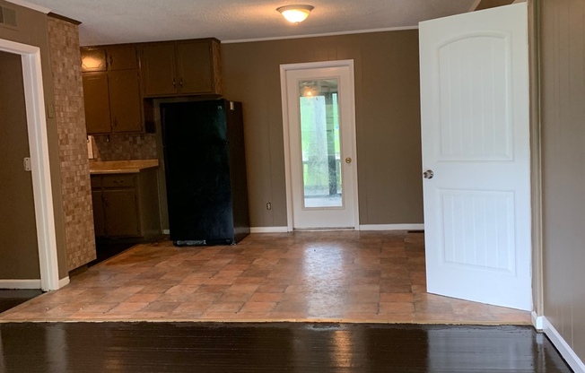 3 beds, 1 bath, $1,095