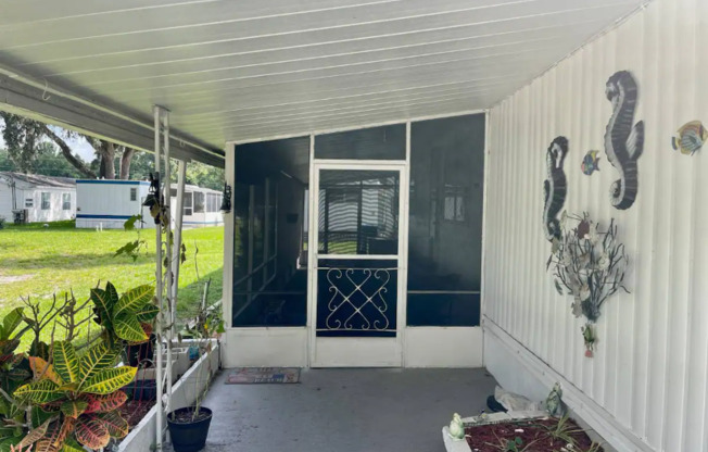 825 W COLONIAL CIR