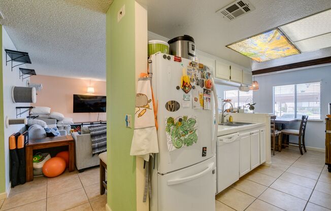 Cute and Cozy 2-bedroom 2-bathroom Townhome*Open floorplan*upgrades*