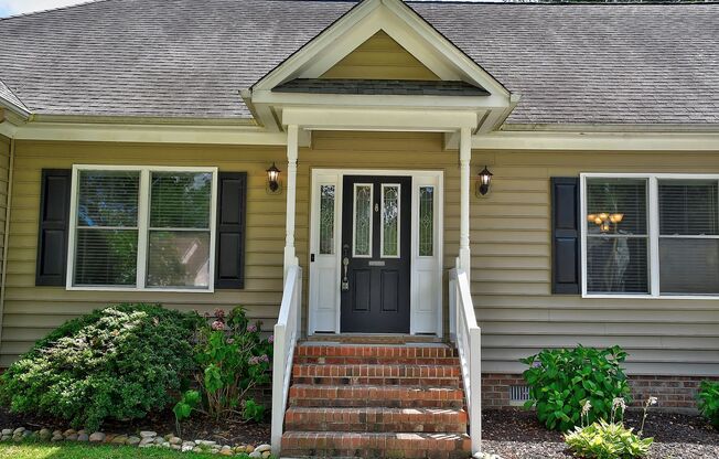 Tastefully Renovated Ranch in Hickory on quiel cul de sac!