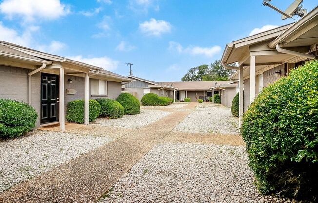 2 beds, 1 bath, 878 sqft, $1,150, Unit 338 W Mustang