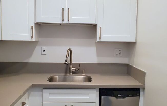 220 E. Valencia Ave.