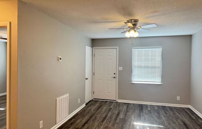 2 beds, 1 bath, 800 sqft, $995, Unit 5