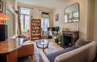 279 W 22 ST