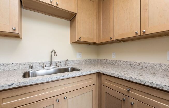 2 beds, 1 bath, 864 sqft, $1,600, Unit C2