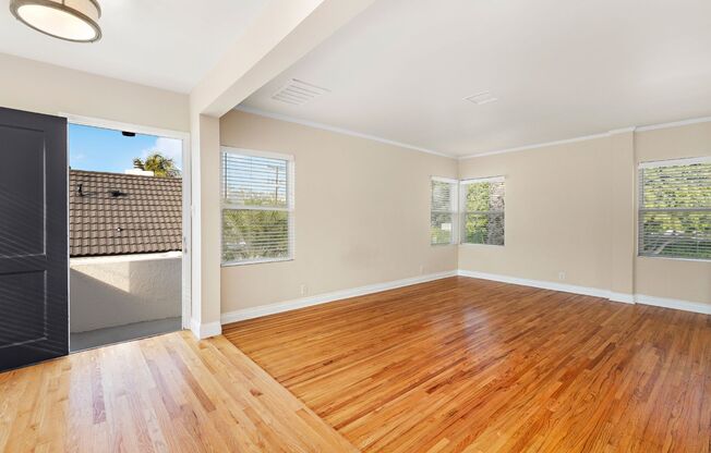 Charming 1 Bed / 1 Bath Detached Unit in Prime West Hollywood – Garage, AC, In-Unit Laundry!