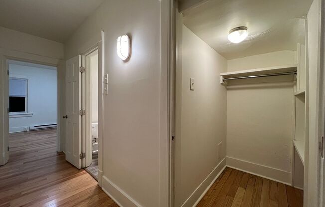 1 bed, 1 bath, 700 sqft, $894, Unit 106 E. 8th Ave, Apt 1R