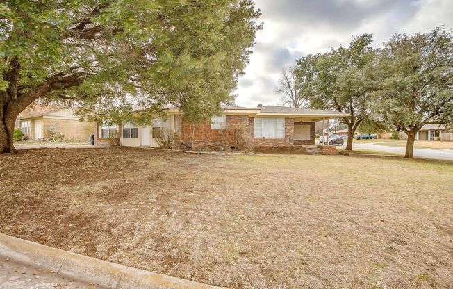 Spacious Updated 3 Bedroom, 2 Bath in heart of South Hills- 76133