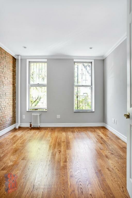 279 E 10th St