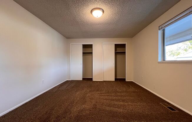 3 beds, 1 bath, 850 sqft, $1,275, Unit 4209-2