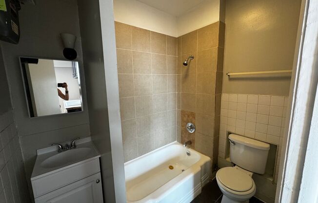 2 beds, 1 bath, $1,300, Unit 2526 #2R