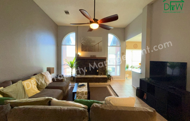 Spacious 3-Bed Home in Garland ISD – Island Kitchen, 2 Living Areas & Covered Patio