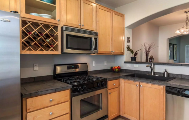 *2nd month of rent free!* Gorgeous Murrayhill Town Home in a community close to Shopping, Restaurants and Parks.