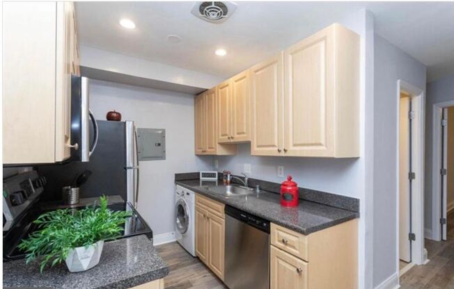 Spacious and Newly Remodelled at the Fairmont!  Pets Welcome! Parking!!!