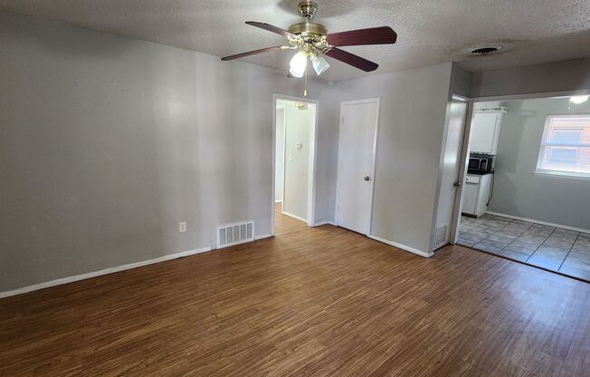 2 beds, 1 bath, $1,100, Unit 10