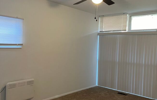 2 beds, 1 bath, $950, Unit 389