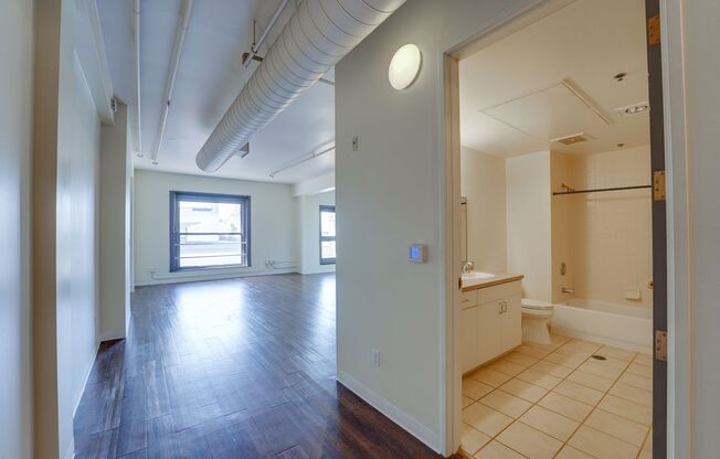 1 bed, 1 bath, 726 sqft, $2,350, Unit 1023-304