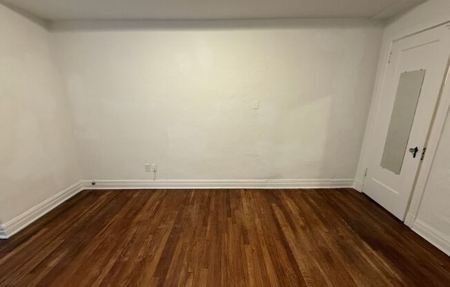 1 bed, 1 bath, 962 sqft, $1,510, Unit New King Edward  306