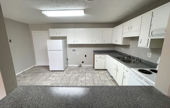 2 beds, 1 bath, 905 sqft, $1,150, Unit 112