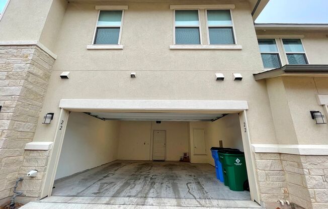 3 beds, 2.5 baths, $2,100, Unit Unit 22