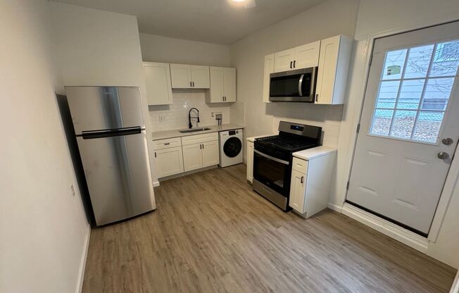 2 beds, 1 bath, 700 sqft, $995