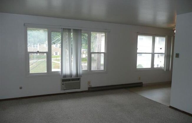 2 beds, 1 bath, $725, Unit #11