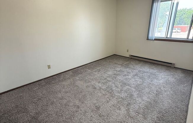 2 beds, 1 bath, $715, Unit 18