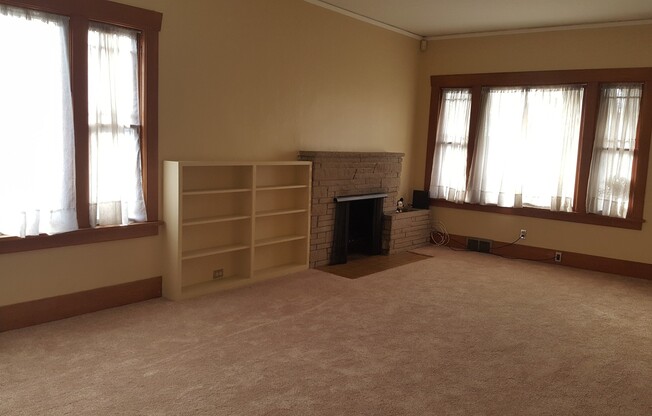 AUBURN - DOWNTOWN 2 BEDROOM CRAFTSMAN RAMBLER w/full basement