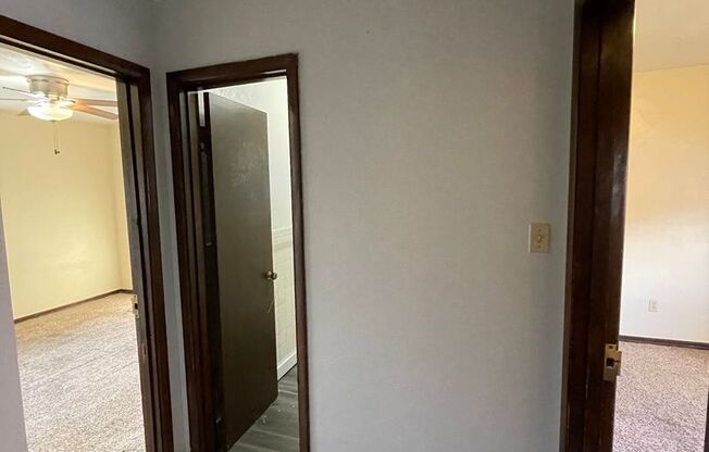 3 beds, 1 bath, $800, Unit Unit 2