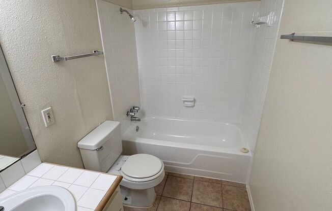 1 bed, 1 bath, 700 sqft, $1,024, Unit LAW11-221