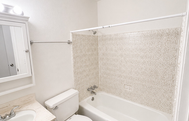 2 beds, 1 bath, 850 sqft, $1,295, Unit 09C