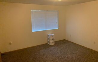 2 beds, 1 bath, 960 sqft, $1,075, Unit B